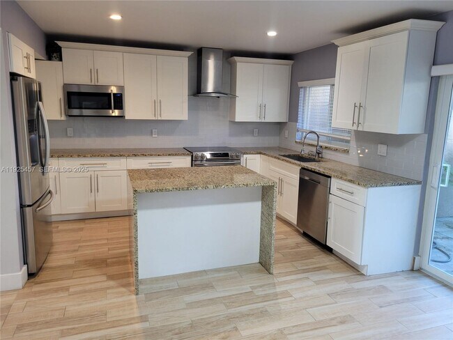 1325 NW 123rd Terrace in Pembroke Pines, FL - Building Photo - Building Photo