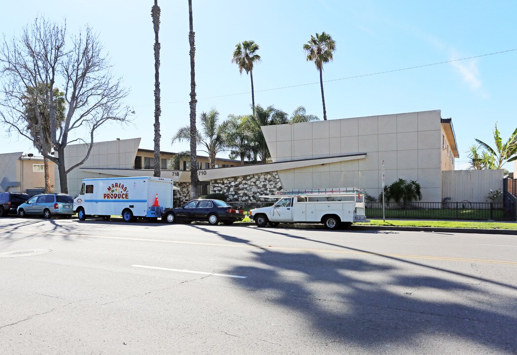 710 S Raitt St in Santa Ana, CA - Foto de edificio