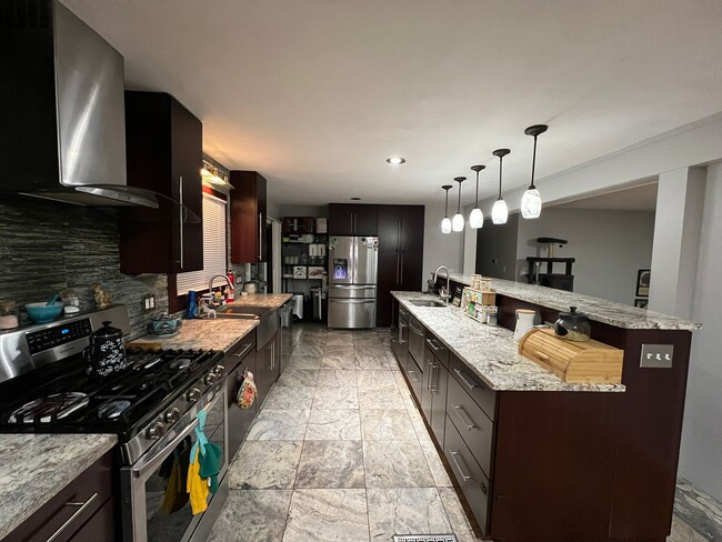 2400 Lynnhurst Dr in Vestal, NY - Building Photo - Building Photo