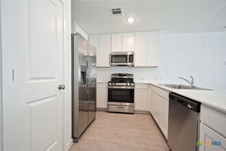 1542 Tiptop Mdw in New Braunfels, TX - Building Photo - Building Photo