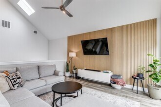 1111 Barsotti Ct in Dallas, TX - Foto de edificio - Building Photo