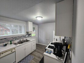 6109 NE 204th St in Kenmore, WA - Building Photo
