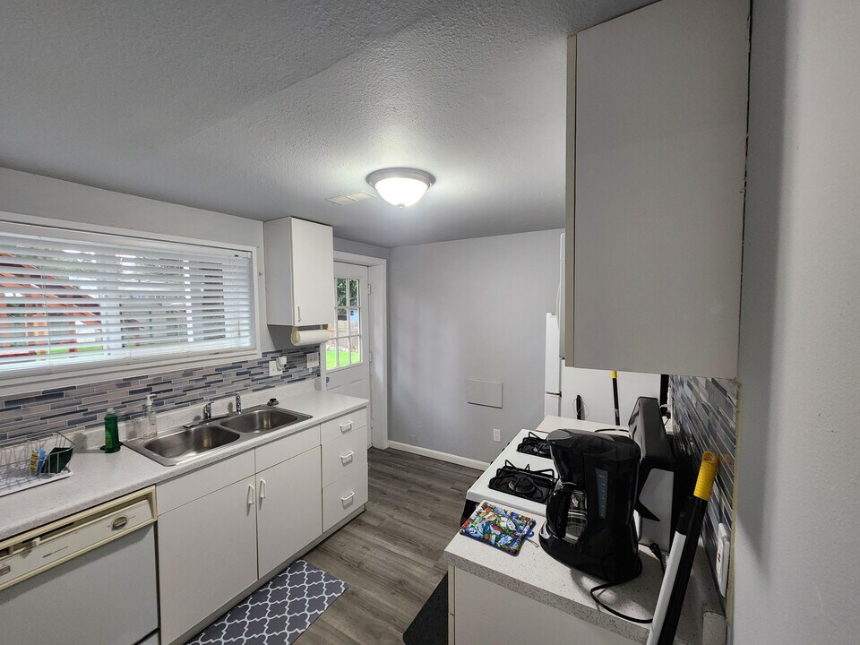 6109 NE 204th St in Kenmore, WA - Building Photo