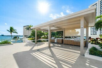100 Lakeshore Dr in North Palm Beach, FL - Building Photo - Building Photo