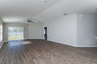 1037 Seminole Sky Dr in Ruskin, FL - Foto de edificio - Building Photo
