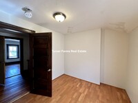 34 Bay State Ave, Unit 2 in Somerville, MA - Foto de edificio - Building Photo