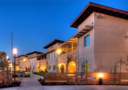 Shinsei Garden Apartments in Alameda, CA - Foto de edificio - Building Photo