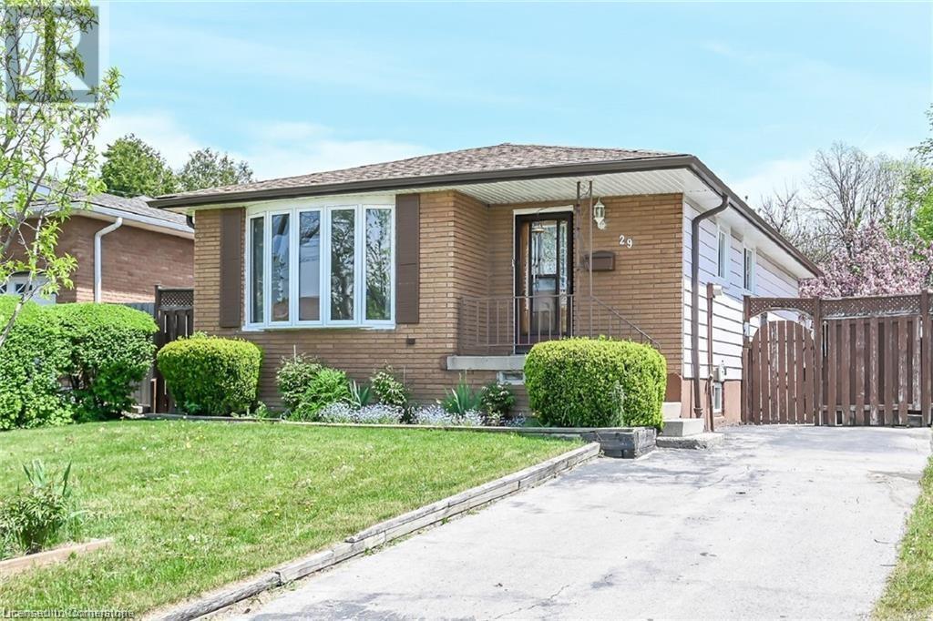 29 Birchcliffe Crescent in Hamilton, ON - Building Photo