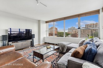655 W Irving Park Rd, Unit 610 in Chicago, IL - Building Photo - Building Photo