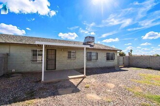 8590 W Magnum Dr, Unit A in Arizona City, AZ - Foto de edificio - Building Photo