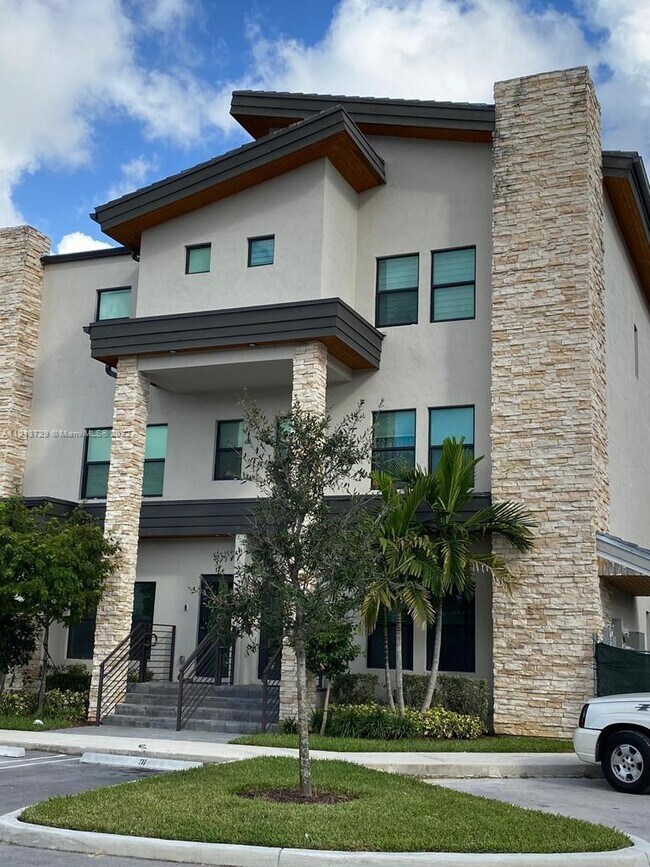 10479 NW 82nd St-Unit -18 in Doral, FL - Building Photo - Building Photo