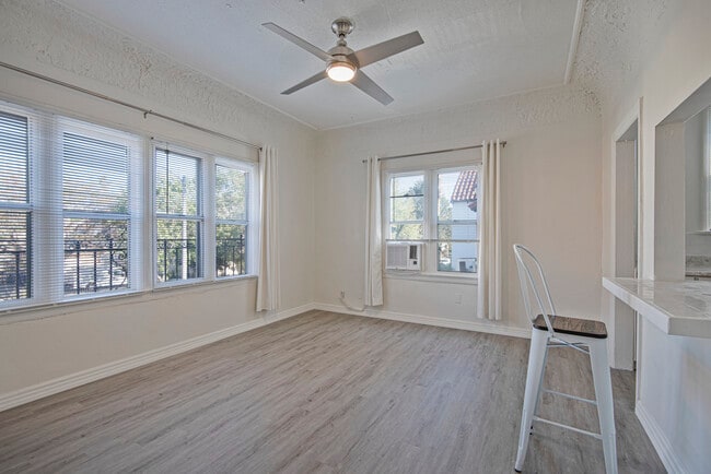 121 N Kenmore Ave in Los Angeles, CA - Building Photo - Building Photo