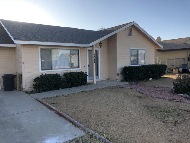 8057 E Prescott Rd in Prescott Valley, AZ - Foto de edificio - Building Photo