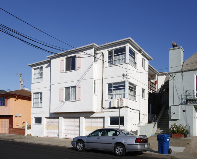 143 Castle St in Daly City, CA - Building Photo - Building Photo