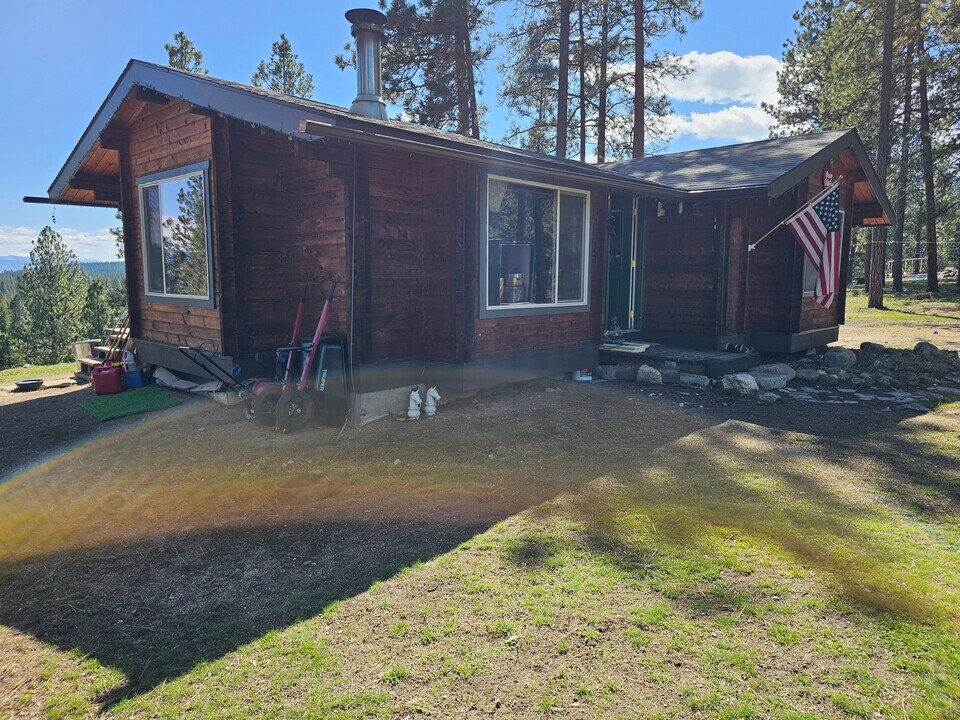 1835 Mountain Meadow Ln in Victor, MT - Building Photo