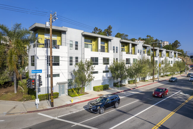 2397 Silver Lake Blvd in Los Angeles, CA - Foto de edificio - Building Photo