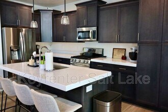 686 E Benbrook Ln in Midvale, UT - Building Photo - Building Photo