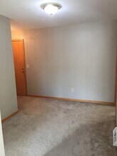 2042 Cliff Alex Ct S, Unit 3 in Waukesha, WI - Foto de edificio - Building Photo