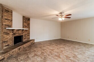 7805 Whirlwind Dr in Fort Worth, TX - Foto de edificio - Building Photo