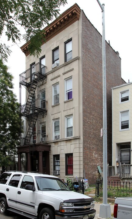 301 Quincy St in Brooklyn, NY - Building Photo