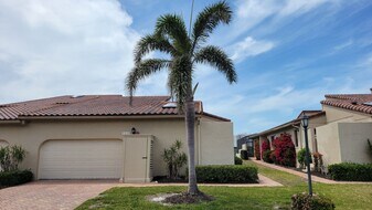 2339 Harbour Oaks Dr in Longboat Key, FL - Building Photo