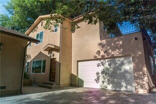 6848 Encino Ave in Los Angeles, CA - Building Photo