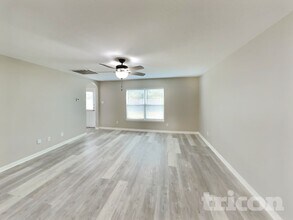 32608 Decker Creek Dr in Pinehurst, TX - Building Photo - Building Photo