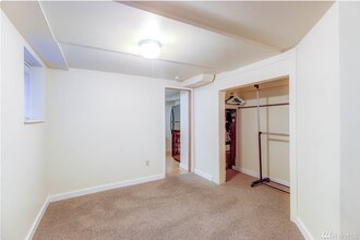 622 NE Banner Pl, Unit Lower in Seattle, WA - Foto de edificio - Building Photo