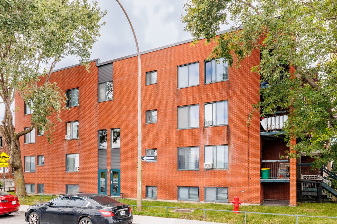 5450 Upper-Lachine Ch in Montréal, QC - Building Photo