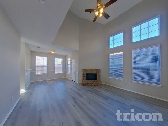 1135 Colbert Ln, Unit 8 in Duncanville, TX - Foto de edificio - Building Photo