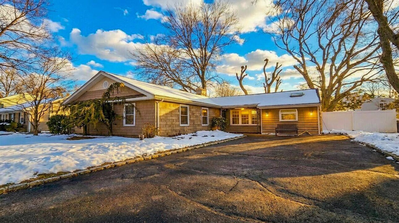 5 Ontario Dr in Bay Shore, NY - Building Photo