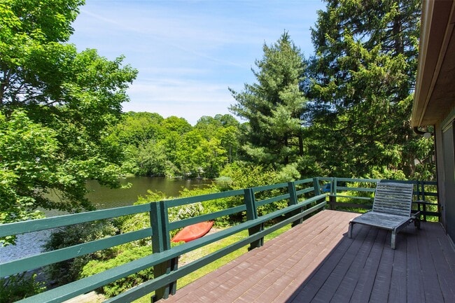30 Lake Dr in Holmes, NY - Building Photo - Building Photo