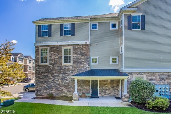 616 Lopez Ln in Morris Plains, NJ - Building Photo - Building Photo