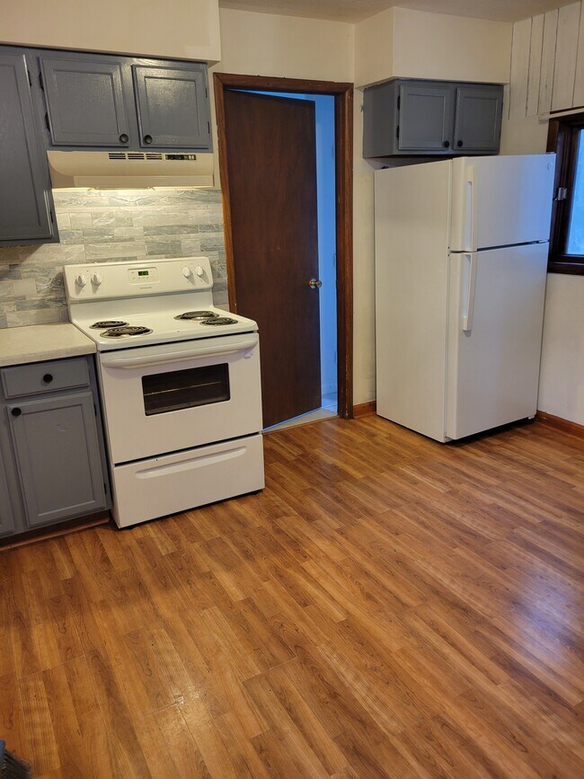 610 N 18th St, Unit Lower in Escanaba, MI - Foto de edificio - Building Photo