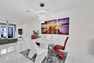 10334 NW 66th St in Doral, FL - Building Photo - Building Photo