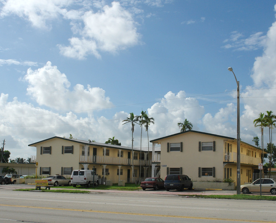 5200 Hollywood Blvd in Hollywood, FL - Building Photo