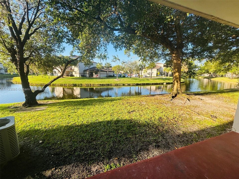 9878 Nob Hill Ln in Sunrise, FL - Building Photo