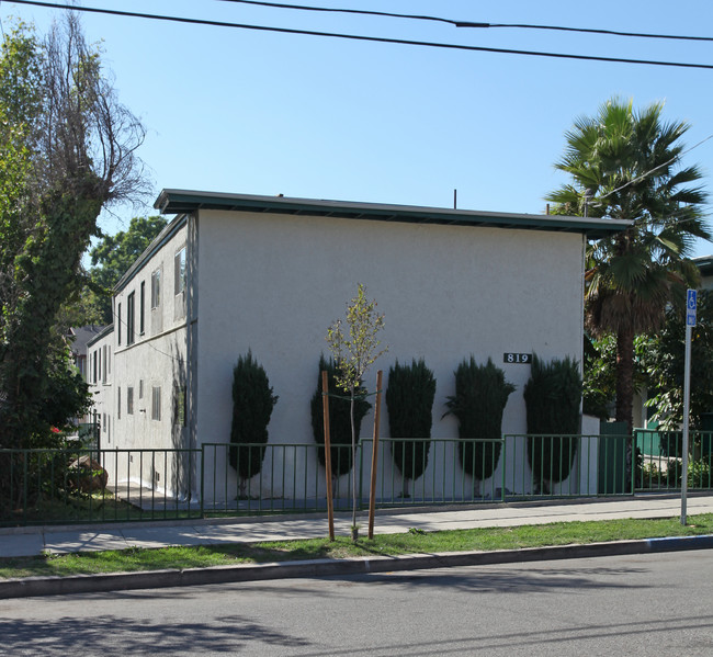 819 Kensington Rd in Los Angeles, CA - Foto de edificio - Building Photo