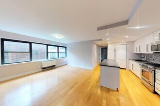 301 E 47th St in New York, NY - Building Photo - Building Photo