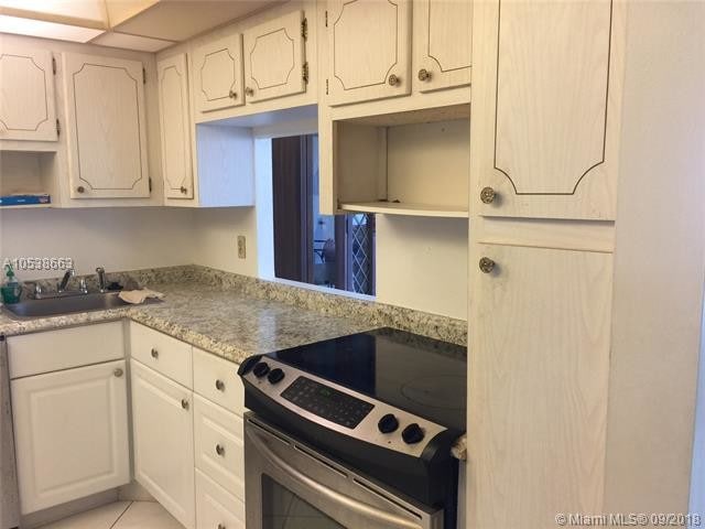 1817 S Ocean Dr-Unit -318 in Hallandale Beach, FL - Building Photo - Building Photo