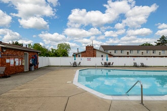 Coppertree Townhomes in Taylor, MI - Foto de edificio - Building Photo