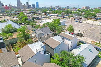 94 Lewis St in San Antonio, TX - Building Photo - Building Photo