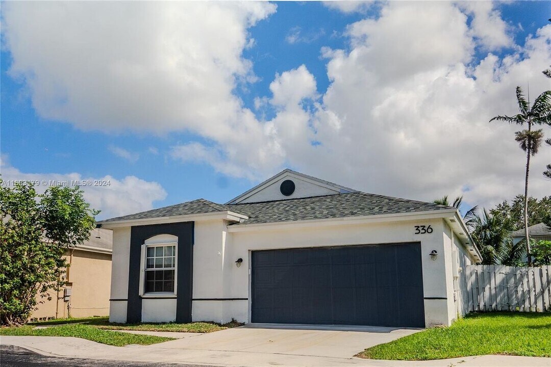 336 S Ketch Dr in Sunrise, FL - Building Photo
