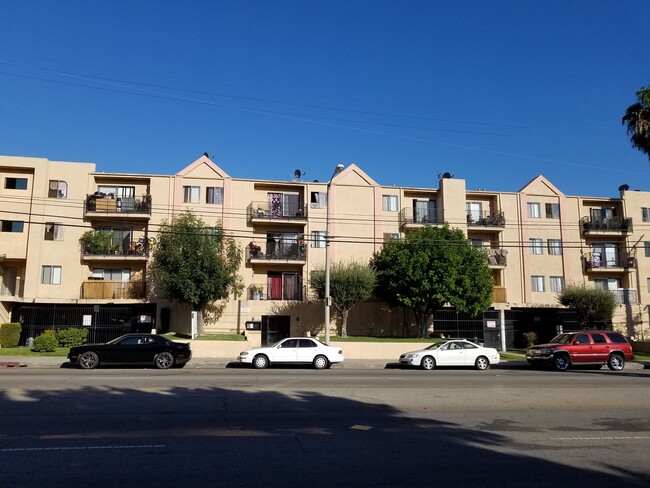 7654 Laurel Canyon Blvd, Unit 107 in Los Angeles, CA - Foto de edificio - Building Photo