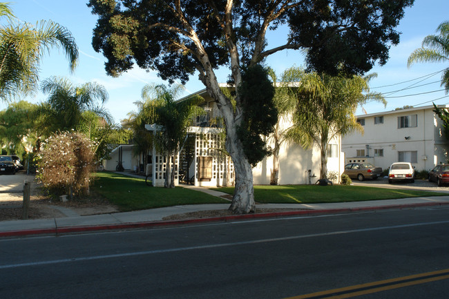 734 Embarcadero del Mar in Goleta, CA - Foto de edificio - Building Photo