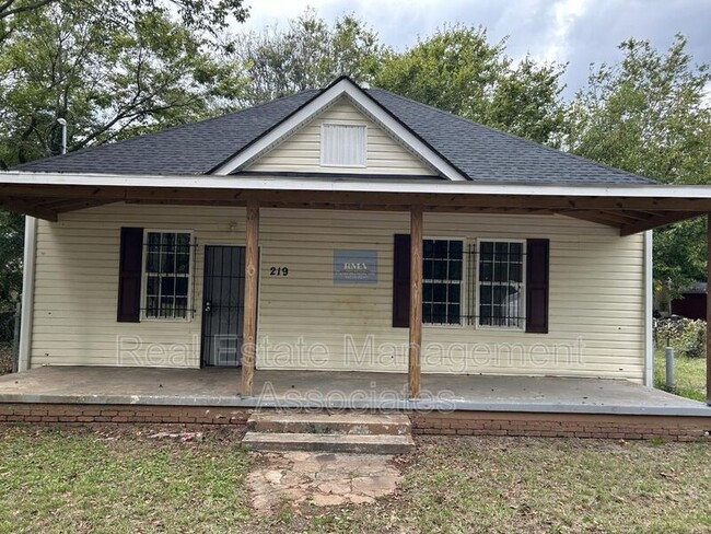 property at 219 N 8th St