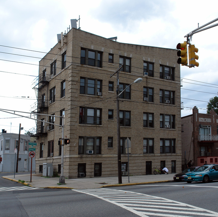 3370 John F Kennedy Blvd in Jersey City, NJ - Building Photo