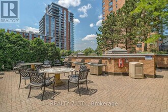 1270 Maple Crossing Blvd in Burlington, ON - Building Photo - Building Photo