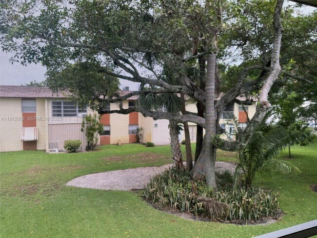 5525 N Lakewood Cir in Margate, FL - Building Photo - Building Photo