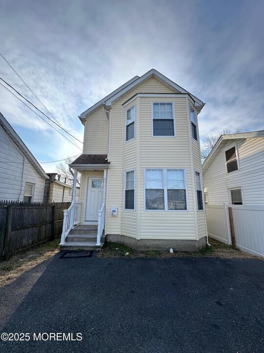 822 9th St in Union Beach, NJ - Building Photo